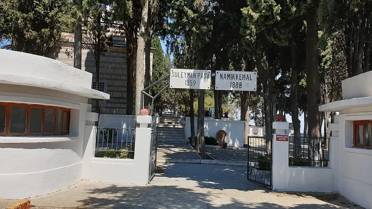 Болайыр: могила Намыка Кемаля и тюрбе Сулеймана-паши