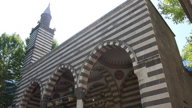 Nebî Camii