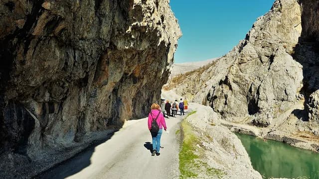 Karanlık Kanyon ve Taş Yol