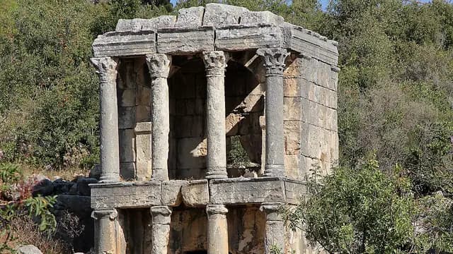 المقابر الضخمة في دميرجيلي (إمبريوغون)