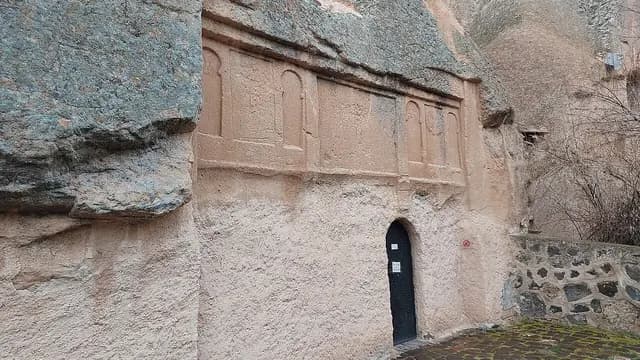 الكنيسة المقابلة (كنيسة القديس يوحنا)