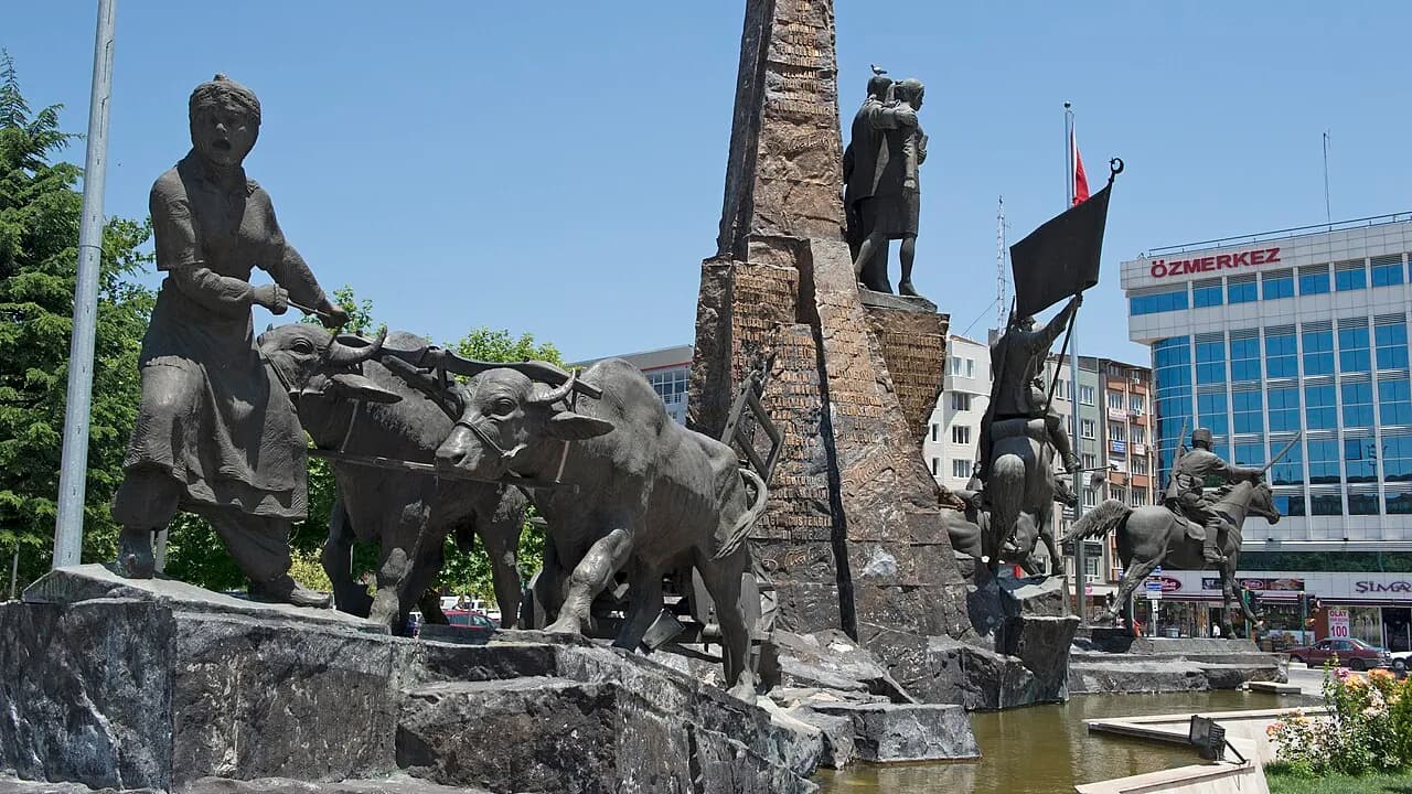 Atatürk ve Kurtuluş Anıtı